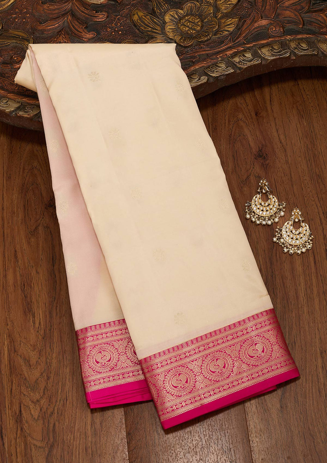 Off White Silk Buti Saree With Matching Blouse Piece