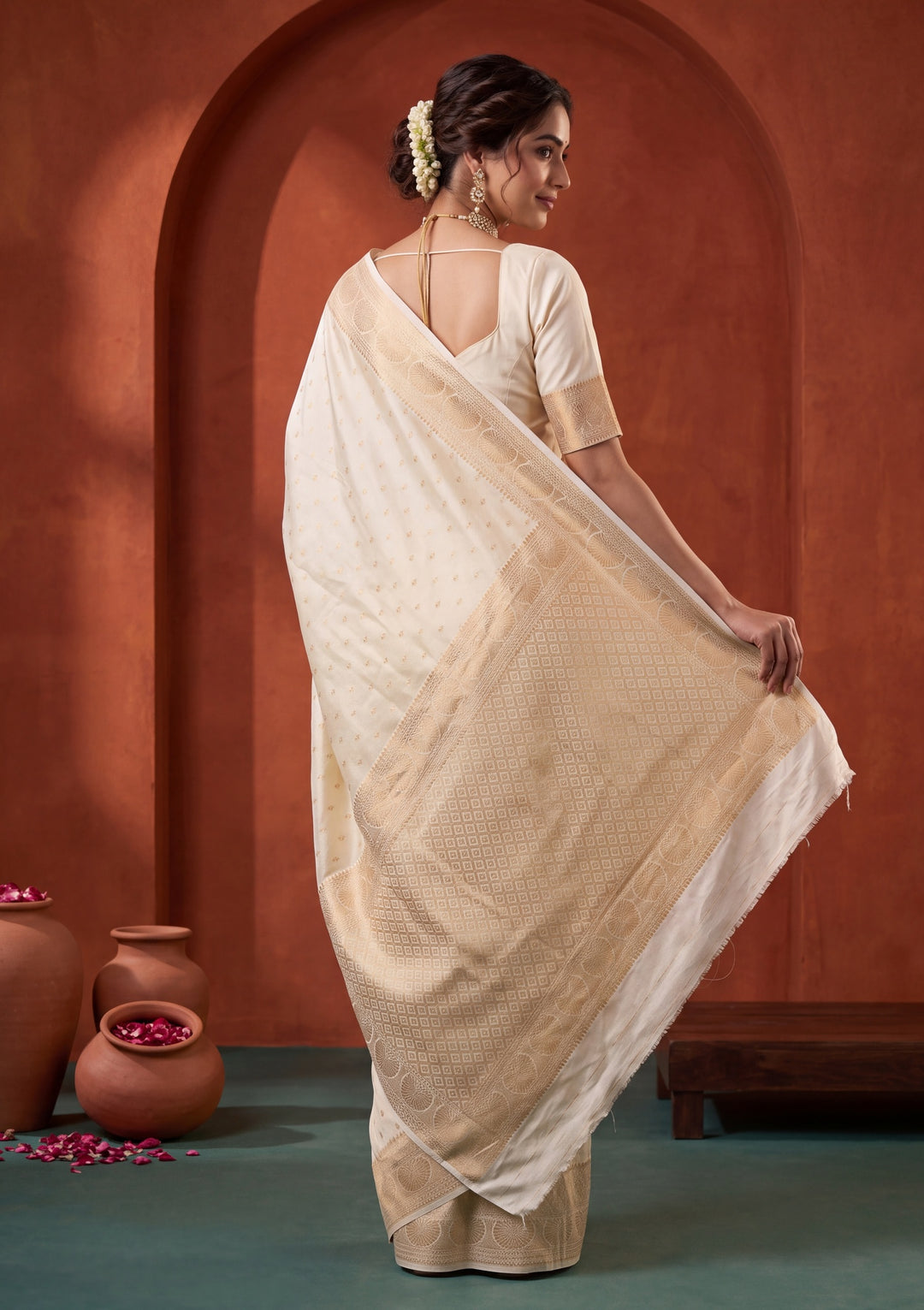 Off White Silk Buti Saree With Matching Blouse Piece
