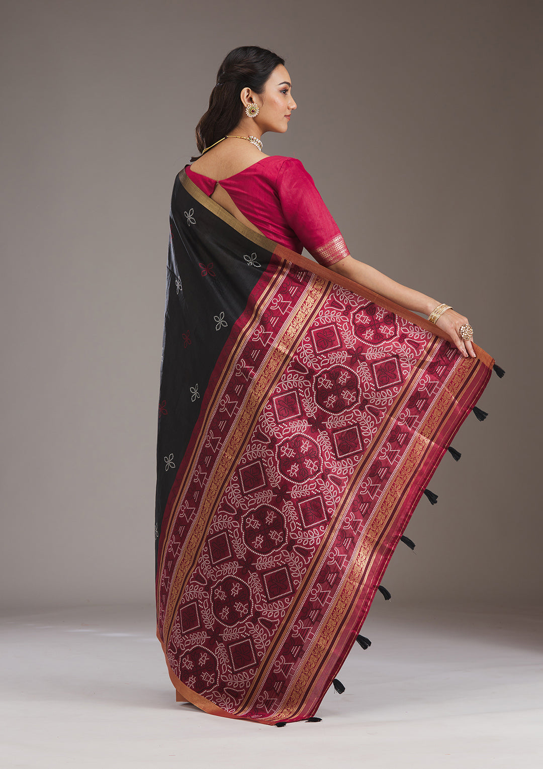 Black Silk Buti Saree With Matching Blouse Piece