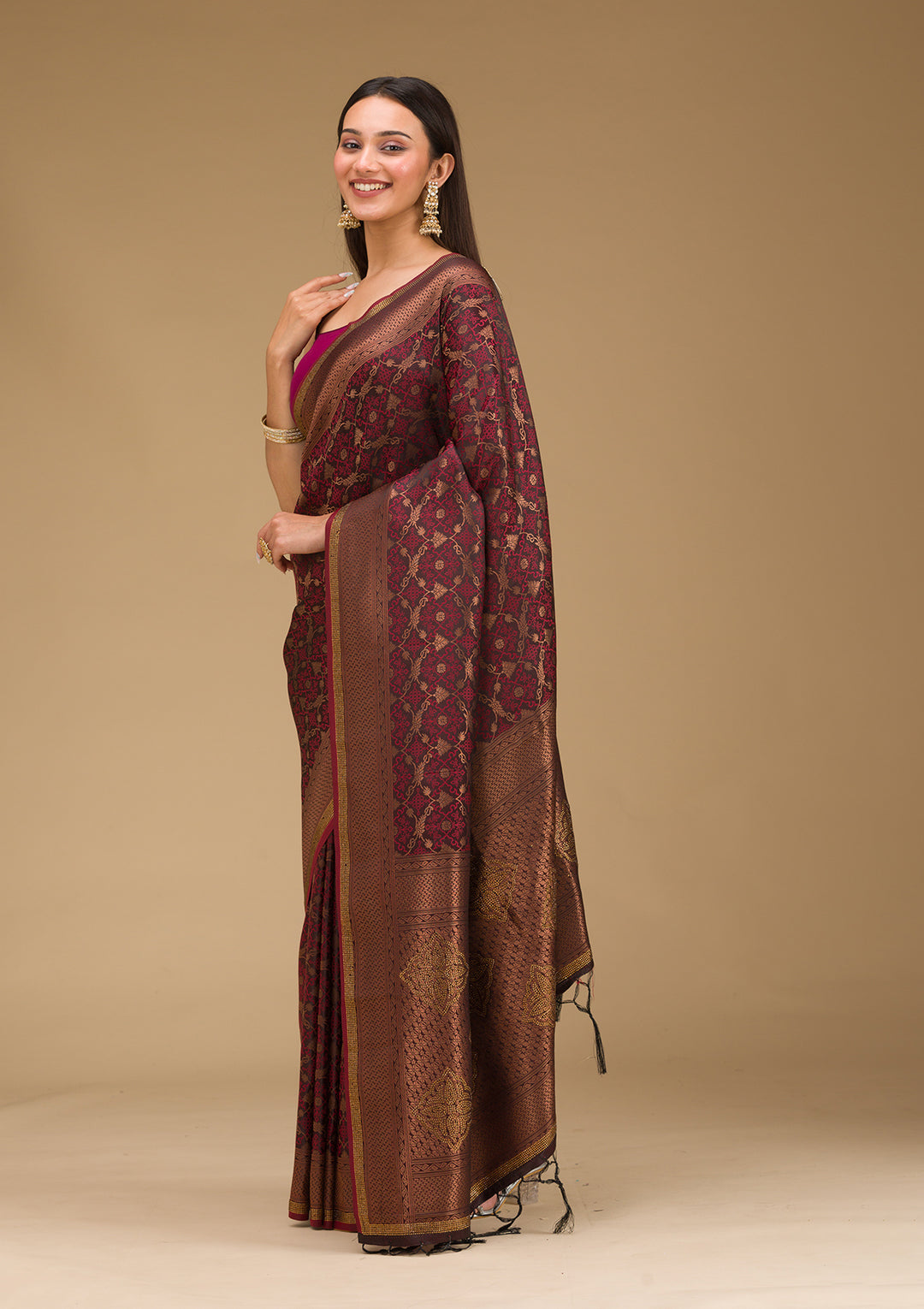 Koskii Orange Saree with Exquisite Threadwork – Traditional Elegance