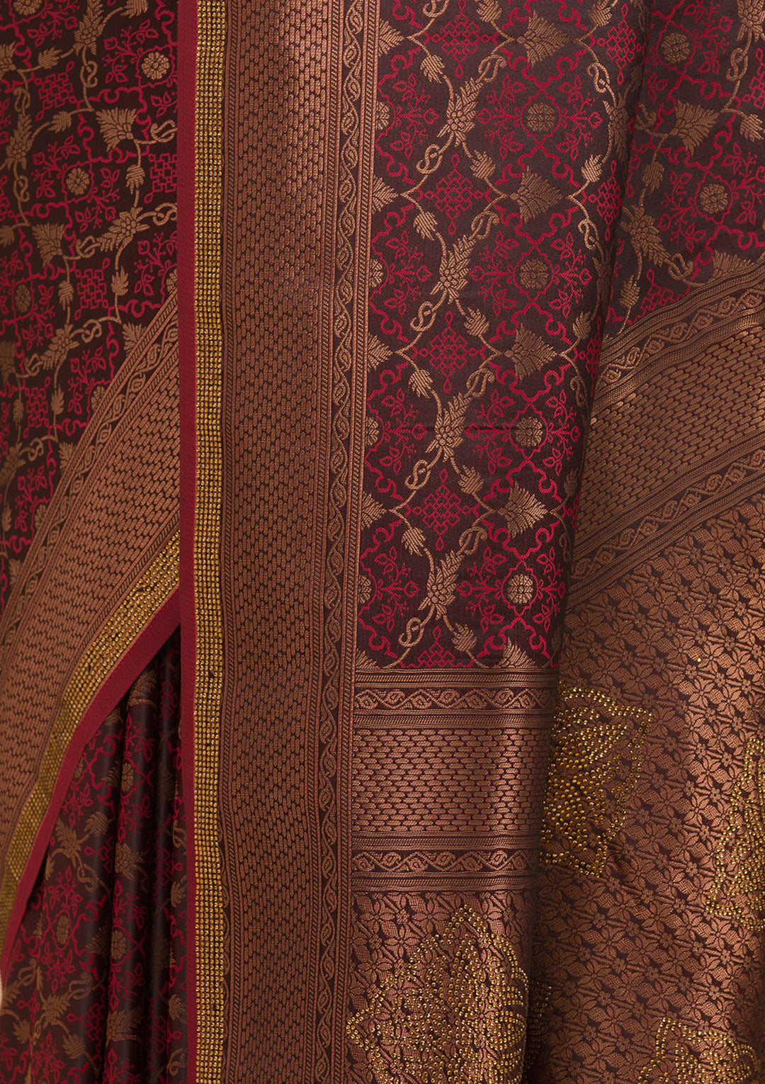 Koskii Orange Saree with Exquisite Threadwork – Traditional Elegance