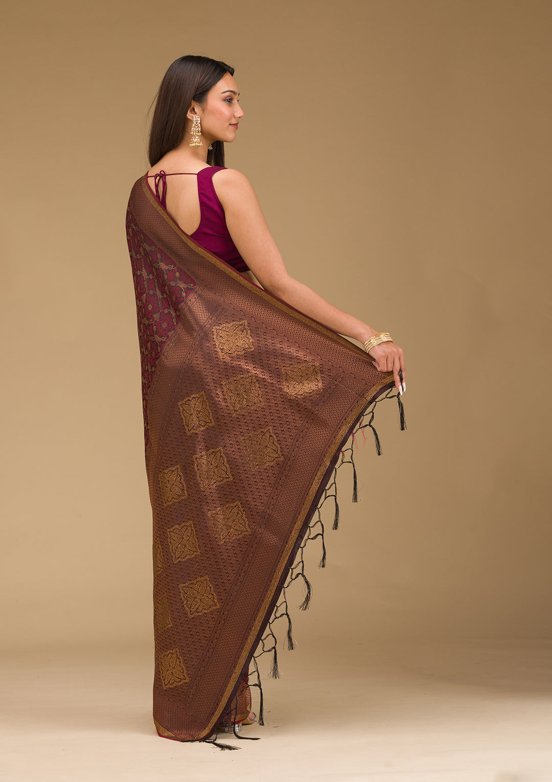 Koskii Orange Saree with Exquisite Threadwork – Traditional Elegance