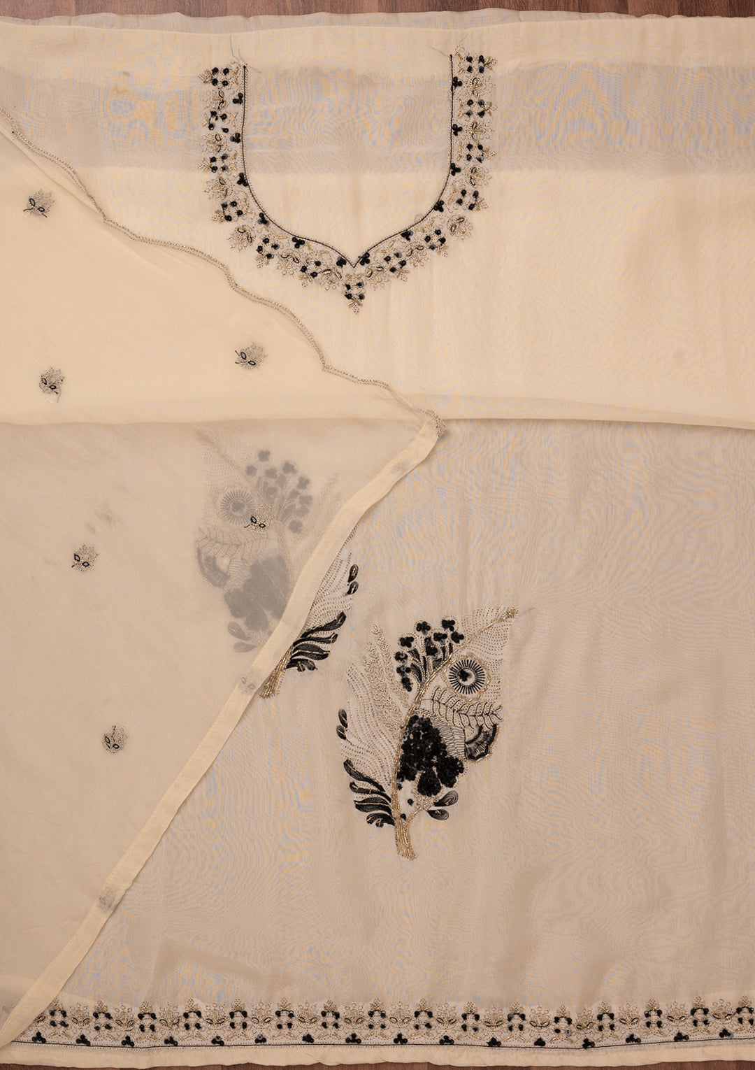 Off White Organza Threadwork Unstitched Dress Material With Matching Bottom And Dupatta