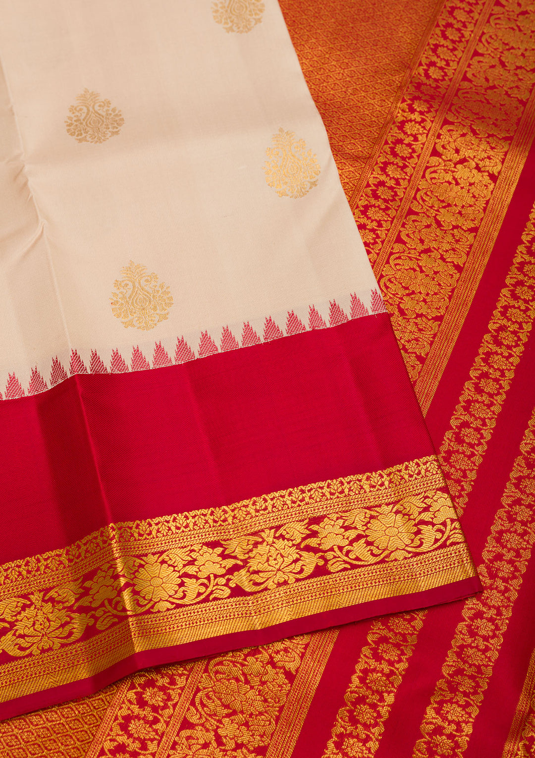 Off White Silk Buti Saree With Matching Blouse Piece