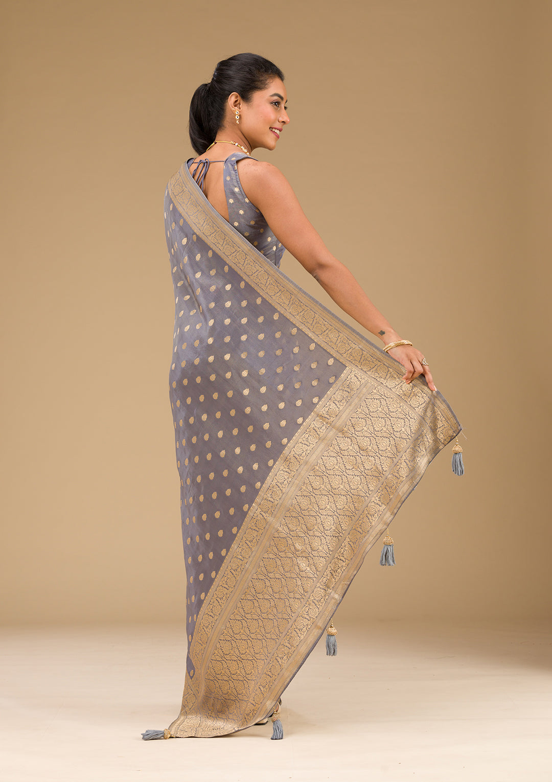 Koskii Orange Saree with Exquisite Threadwork – Traditional Elegance