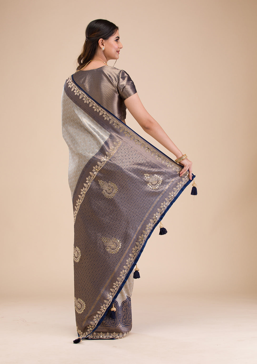 Koskii Orange Saree with Exquisite Threadwork – Traditional Elegance